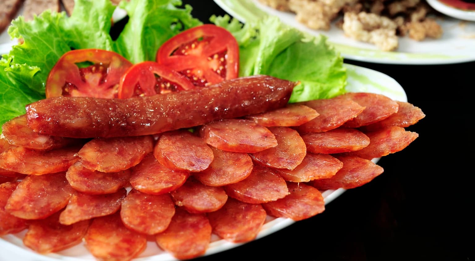กุนเชียงหมูตั้งเปงฮงหั่นแว่นจัดจานพร้อมมะเขือเทศและผักสลัด