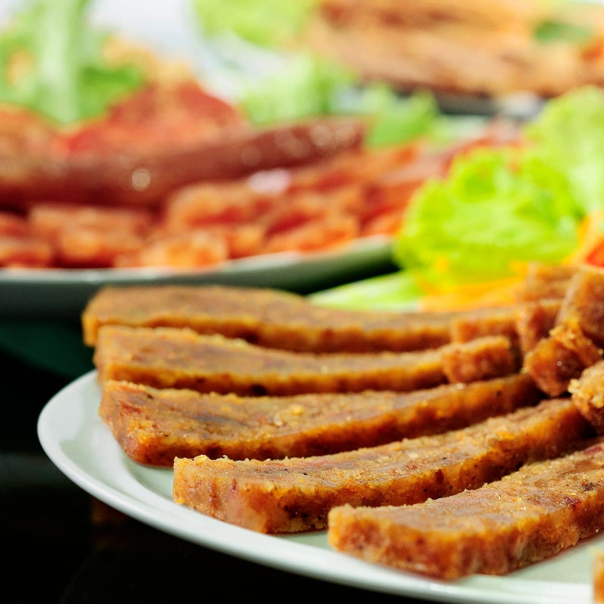จานหมูแผ่นหวานทอด กุนเชียงหั่นแว่น และหมูหยองกรอบของตั้งเปงฮง จัดเสิร์ฟพร้อมผักสด